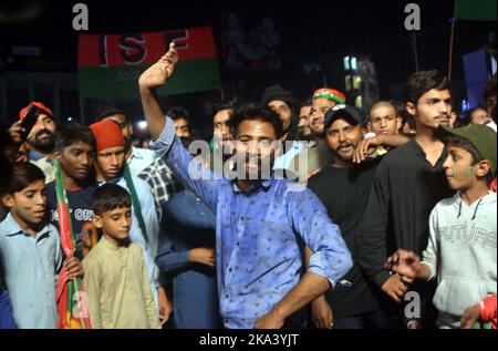 Gujranwala, Pakistan, 31. Oktober 2022. Eine große Zahl von Anhängern versammelt sich, um am PTI Azaadi Long March gegen die Bundesregierung teilzunehmen, um Versammlungen aufzulösen und Wahltermine in Islamabad, in Gujranwala, am Montag, dem 31. Oktober 2022, bekannt zu geben. Stockfoto