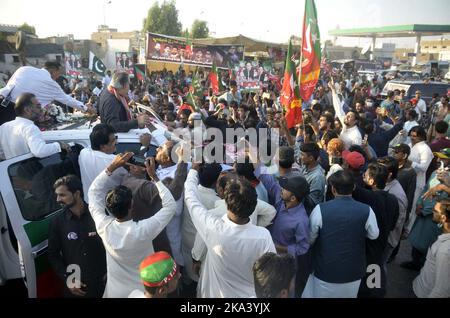 Gujranwala, Pakistan, 31. Oktober 2022. Imran Ismail, Senior Leader von Tehreek-e-Insaf (PTI), interagiert während der Karawane mit Unterstützern, um am Azadi Long March gegen die Bundesregierung teilzunehmen, um Versammlungen aufzulösen, und kündigt Wahltermine in Islamabad in Hyderabad am Montag, den 31. Oktober 2022 an. Stockfoto