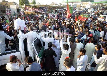 Gujranwala, Pakistan, 31. Oktober 2022. Imran Ismail, Senior Leader von Tehreek-e-Insaf (PTI), interagiert während der Karawane mit Unterstützern, um am Azadi Long March gegen die Bundesregierung teilzunehmen, um Versammlungen aufzulösen, und kündigt Wahltermine in Islamabad in Hyderabad am Montag, den 31. Oktober 2022 an. Stockfoto