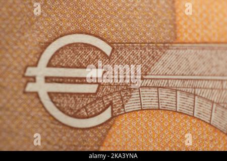 Nahaufnahme des Makrofragmentes Teil des Euro-Symbols auf der 50-Euro-Geldnote. Weltgeldkonzept, Inflation und Wirtschaftskonzept. Finanzen und Unternehmen. Stockfoto