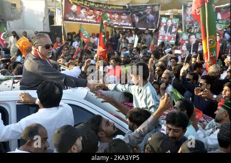 Gujranwala, Pakistan, 31. Oktober 2022. Imran Ismail, Senior Leader von Tehreek-e-Insaf (PTI), interagiert während der Karawane mit Unterstützern, um am Azadi Long March gegen die Bundesregierung teilzunehmen, um Versammlungen aufzulösen, und kündigt Wahltermine in Islamabad in Hyderabad am Montag, den 31. Oktober 2022 an. Stockfoto