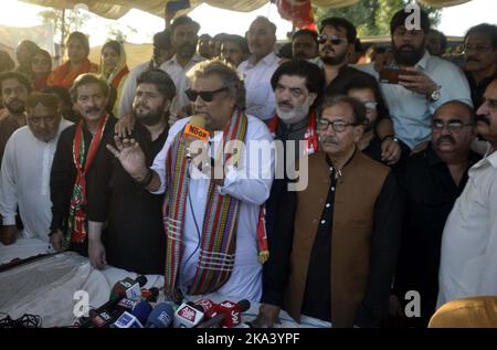 Gujranwala, Pakistan, 31. Oktober 2022. Ali Zaidi, Senior Leader von Tehreek-e-Insaf (PTI), sprach während der Karawane zur Teilnahme an der Azadi-Langen Demonstration gegen die Bundesregierung zur Auflösung von Versammlungen und kündigt Wahltermine in Islamabad in Hyderabad am Montag, den 31. Oktober 2022 an. Stockfoto