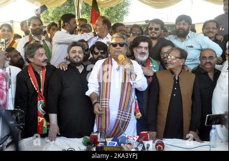 Gujranwala, Pakistan, 31. Oktober 2022. Ali Zaidi, Senior Leader von Tehreek-e-Insaf (PTI), sprach während der Karawane zur Teilnahme an der Azadi-Langen Demonstration gegen die Bundesregierung zur Auflösung von Versammlungen und kündigt Wahltermine in Islamabad in Hyderabad am Montag, den 31. Oktober 2022 an. Stockfoto