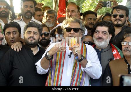 Gujranwala, Pakistan, 31. Oktober 2022. Ali Zaidi, Senior Leader von Tehreek-e-Insaf (PTI), sprach während der Karawane zur Teilnahme an der Azadi-Langen Demonstration gegen die Bundesregierung zur Auflösung von Versammlungen und kündigt Wahltermine in Islamabad in Hyderabad am Montag, den 31. Oktober 2022 an. Stockfoto