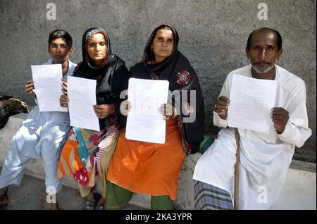 Gujranwala, Pakistan, 31. Oktober 2022. Die Bewohner von Dadu veranstalten am Montag, dem 31. Oktober 2022, im Hyderabad-Presseclub eine Protestdemonstration gegen die hohe Handlbarkeit der Polizei. Stockfoto