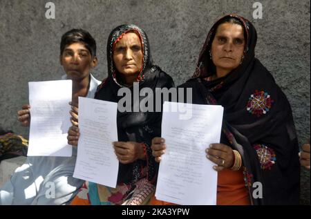 Gujranwala, Pakistan, 31. Oktober 2022. Die Bewohner von Dadu veranstalten am Montag, dem 31. Oktober 2022, im Hyderabad-Presseclub eine Protestdemonstration gegen die hohe Handlbarkeit der Polizei. Stockfoto