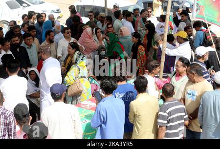 Gujranwala, Pakistan, 31. Oktober 2022. Tehreek-e-Insaf (PTI) Karawane zusammen mit riesigen Unterstützern verlassen Karachi, um am Azadi Long March teilzunehmen) gegen die Bundesregierung, um Versammlungen aufzulösen und kündigt Wahltermine in Islamabad an, auf der Super Highway Road in der Nähe von Sohrab Goth in Karachi am Montag, den 31. Oktober 2022. Stockfoto