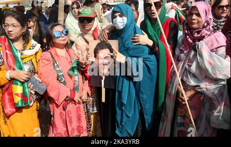 Gujranwala, Pakistan, 31. Oktober 2022. Tehreek-e-Insaf (PTI) Karawane zusammen mit riesigen Unterstützern verlassen Karachi, um am Azadi Long March teilzunehmen) gegen die Bundesregierung, um Versammlungen aufzulösen und kündigt Wahltermine in Islamabad an, auf der Super Highway Road in der Nähe von Sohrab Goth in Karachi am Montag, den 31. Oktober 2022. Stockfoto