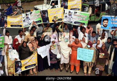 Gujranwala, Pakistan, 31. Oktober 2022. Die Bewohner von Pattoki veranstalten am Montag, den 31. Oktober 2022, in Quetta im Presseclub von Lahore eine Protestdemonstration zur Genesung ihrer Vermissten. Stockfoto