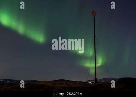 Eine wunderschöne Aufnahme von leuchtend grünen Nordlichtern am Nachthimmel Stockfoto