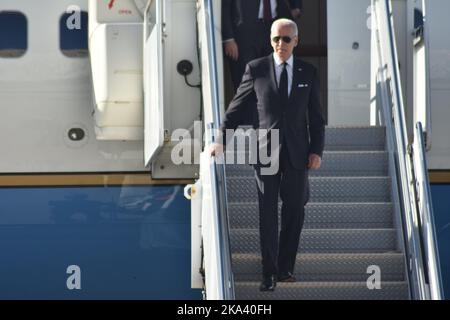 New York, New York, USA. 31. Oktober 2022. (NEUER) Präsident der Vereinigten Staaten Joe Biden kommt am John F. Kennedy Flughafen in New York an. 31. Oktober 2022, Nova York, USA: Der US-Präsident Joe Biden kam am John F. Kennedy Airport in New York an, stieg von der Air Force One aus und flog mit Marine One nach Manhattan. Der Präsident und die First Lady nehmen an einem privaten Gedenkgottesdienst für Botschafter Donald Blinken, den Vater von Staatssekretär Antony Blinken, Teil. (Bild: © Kyle Mazza/TheNEWS2 via ZUMA Press Wire) Stockfoto