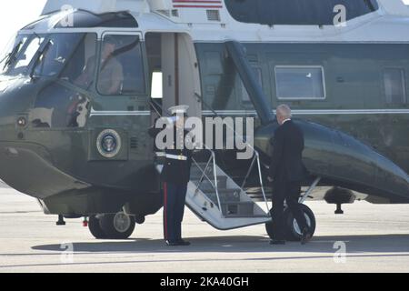 New York, New York, USA. 31. Oktober 2022. (NEUER) Präsident der Vereinigten Staaten Joe Biden kommt am John F. Kennedy Flughafen in New York an. 31. Oktober 2022, Nova York, USA: Der US-Präsident Joe Biden kam am John F. Kennedy Airport in New York an, stieg von der Air Force One aus und flog mit Marine One nach Manhattan. Der Präsident und die First Lady nehmen an einem privaten Gedenkgottesdienst für Botschafter Donald Blinken, den Vater von Staatssekretär Antony Blinken, Teil. (Bild: © Kyle Mazza/TheNEWS2 via ZUMA Press Wire) Stockfoto