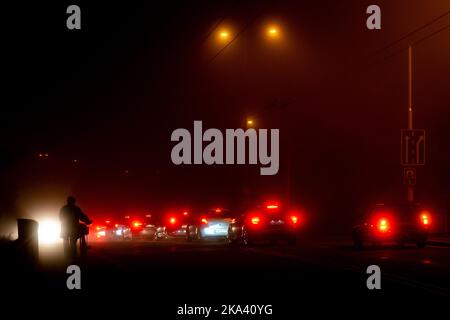 Hradec Kralove, Tschechische Republik. 31. Oktober 2022. Herbstwetter mit Nebel im Stadtzentrum von Hradec Kralove, Tschechische Republik, 31. Oktober 2022. Quelle: David Tanecek/CTK Photo/Alamy Live News Stockfoto