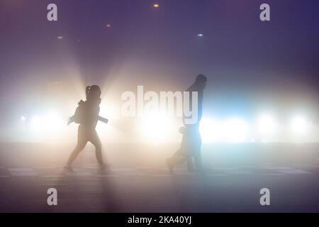 Hradec Kralove, Tschechische Republik. 31. Oktober 2022. Herbstwetter mit Nebel im Stadtzentrum von Hradec Kralove, Tschechische Republik, 31. Oktober 2022. Quelle: David Tanecek/CTK Photo/Alamy Live News Stockfoto