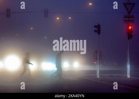 Hradec Kralove, Tschechische Republik. 31. Oktober 2022. Herbstwetter mit Nebel im Stadtzentrum von Hradec Kralove, Tschechische Republik, 31. Oktober 2022. Quelle: David Tanecek/CTK Photo/Alamy Live News Stockfoto