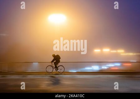 Hradec Kralove, Tschechische Republik. 31. Oktober 2022. Herbstwetter mit Nebel im Stadtzentrum von Hradec Kralove, Tschechische Republik, 31. Oktober 2022. Quelle: David Tanecek/CTK Photo/Alamy Live News Stockfoto