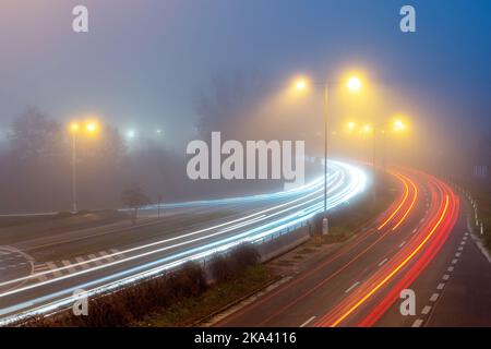 Hradec Kralove, Tschechische Republik. 31. Oktober 2022. Herbstwetter mit Nebel im Stadtzentrum von Hradec Kralove, Tschechische Republik, 31. Oktober 2022. Quelle: David Tanecek/CTK Photo/Alamy Live News Stockfoto