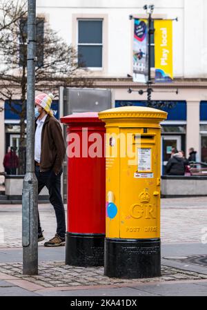 Farbige rote und gelbe Royal Mail Postfächer, Dundee City Centre, Schottland, Großbritannien Stockfoto