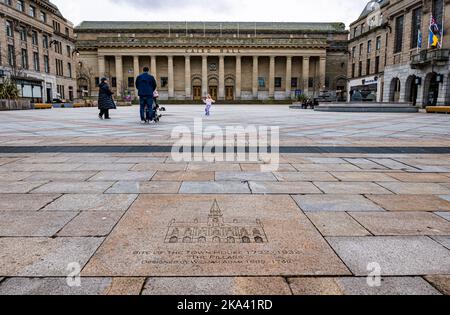 Caird Hall, Konzertsaal mit William Adam-Steinaufschrift und Kinderlauf auf dem Platz im Stadtzentrum von Dundee, Schottland, Großbritannien Stockfoto