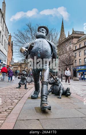 Bronzeskulptur der Comicfigur Desperate Dan von Beano, Minnie the Minx & Pug, Dundee High Street, Schottland, Großbritannien Stockfoto