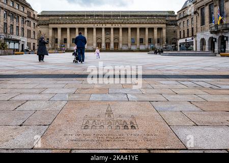 Caird Hall, Konzertsaal mit William Adam-Steinaufschrift und Kinderlauf auf dem Platz im Stadtzentrum von Dundee, Schottland, Großbritannien Stockfoto