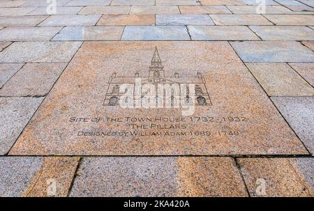 Nahaufnahme von Pflaster oder Plattenbelägen auf dem Gelände des Town House, das von William Adam Dundee City Centre, Schottland, Großbritannien, entworfen wurde Stockfoto