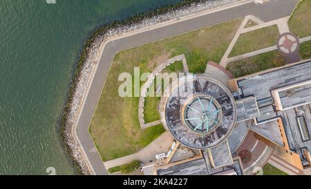 Ein Blick von oben auf den Wasserrand der Sheepshead Bay in Brooklyn, New York, USA Stockfoto