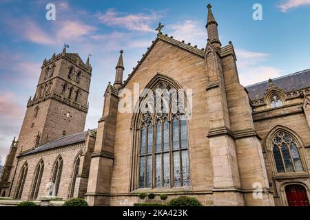 Außenansicht der Dundee Parish Church oder der Turmkirche mit großem Buntglasfenster und Glockenturm, Dundee City, Schottland, Großbritannien Stockfoto