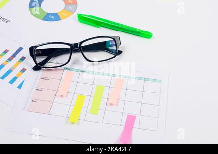 Geschäftshintergrund. Finanzanalyse, Buchhaltung, Statistik, Investitionen, Verkaufsanalyse. Working Set für die Analyse von Statistiken. Diagramme und Diagramm wi Stockfoto