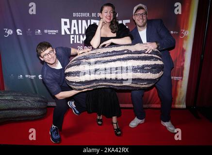 (Von links nach rechts) Brook Driver, Jo Hartley und Finn Bruce bei der Weltpremiere von Schwedin Caroline im Curzon Soho, London, während des Raindance Film Festivals 30.. Bilddatum: Montag, 31. Oktober 2022. Stockfoto