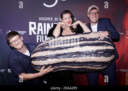 (Von links nach rechts) Brook Driver, Jo Hartley und Finn Bruce bei der Weltpremiere von Schwedin Caroline im Curzon Soho, London, während des Raindance Film Festivals 30.. Bilddatum: Montag, 31. Oktober 2022. Stockfoto