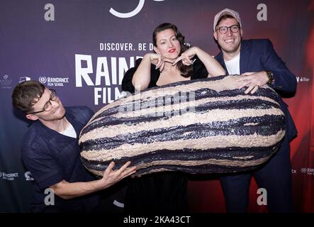 (Von links nach rechts) Brook Driver, Jo Hartley und Finn Bruce bei der Weltpremiere von Schwedin Caroline im Curzon Soho, London, während des Raindance Film Festivals 30.. Bilddatum: Montag, 31. Oktober 2022. Stockfoto