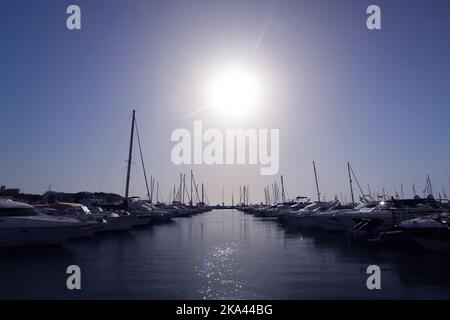 Boote standen in Santa Eulalia Mariner an. Ibiza, Balearen, Spanien. Stockfoto