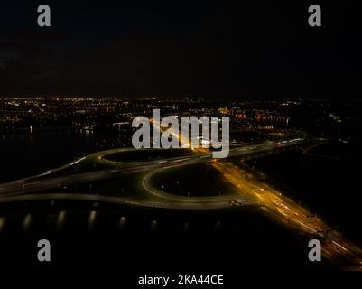 A10 Straßenverkehr in der Nacht. Autobahninfrastruktur im Dunkeln Licht des dynamischen, sich bewegenden Verkehrs auf der Straße bei Amsterdam IJburg in den Niederlanden Stockfoto