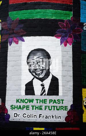 Enthüllung des Wandbildes des Black History Month vor der Elsdale Street Surgery in Hackney zu Ehren von Dr. Colin Franklin, einem der ersten schwarzen Ärzte in Hackney Stockfoto