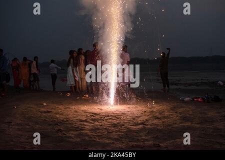 Neu-Delhi, Delhi, Indien. 30. Oktober 2022. Hinduistisch-eifrige Feuerwerke am Ufer des Yamuna-Flusses während des hinduistischen religiösen Festivals von Chhath Puja in Neu-Delhi, Indien, 30. Oktober 2022. (Bild: © Mohsin Javed/Pacific Press via ZUMA Press Wire) Stockfoto