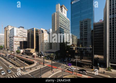 Sao Paulo, Brasilien - 26. Juli 2022: Die Paulista Avenue ist eines der wichtigsten Finanzzentren der Stadt und ein beliebter Ort für einen Besuch. Stockfoto