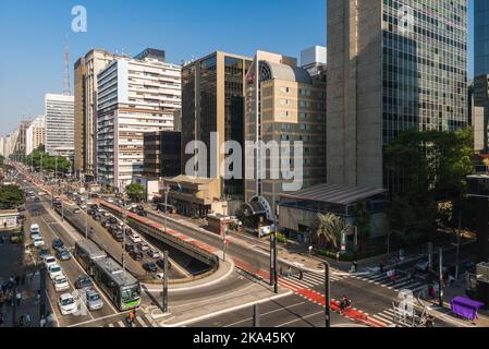 Sao Paulo, Brasilien - 26. Juli 2022: Die Paulista Avenue ist eines der wichtigsten Finanzzentren der Stadt und ein beliebter Ort für einen Besuch. Stockfoto