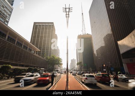 Sao Paulo, Brasilien - 26. Juli 2022: Die Paulista Avenue ist eines der wichtigsten Finanzzentren der Stadt und ein beliebter Ort für einen Besuch. Stockfoto