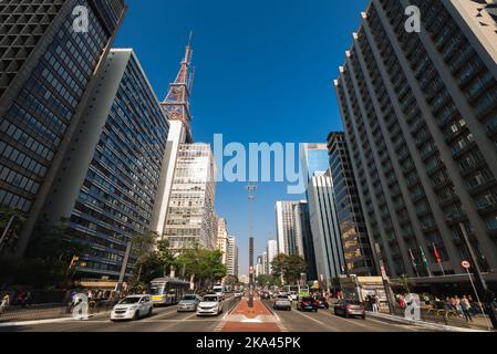 Sao Paulo, Brasilien - 26. Juli 2022: Die Paulista Avenue ist eines der wichtigsten Finanzzentren der Stadt und ein beliebter Ort für einen Besuch. Stockfoto