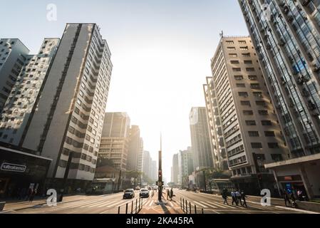 Sao Paulo, Brasilien - 26. Juli 2022: Die Paulista Avenue ist eines der wichtigsten Finanzzentren der Stadt und ein beliebter Ort für einen Besuch. Stockfoto