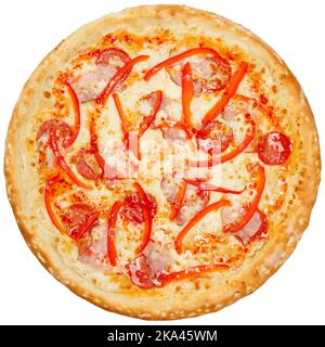 Köstliche klassische italienische Pizza mit Mozzarella, Schinken, Pepperoni-Wurst und Pfeffer auf weißem Hintergrund isoliert. Draufsicht. Stockfoto