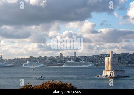 Istanbul, Türkei - 25. September 2022: Restaurierung des historischen Maiden’s Tower (kiz Kulesi) in Uskudar, İstanbul, Türkei. Stockfoto