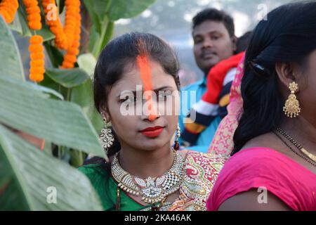 Indien, 31/10/2022, Chhath puja ist dem sonnengott Surya gewidmet. Das Festival heißt 'Chhath', weil es die Zahl 6 in Hindi oder Nepali bedeutet. Das Fest wird am 6.. Tag des Monats des Hindu-Monats Karthika gefeiert. Chhath Puja ist eines der größten Festivals Indiens. Dieses Fest wird in den meisten Teilen von Bihar, Uttar Pradesh und auch in einigen Teilen von Bengalen gefeiert. Das Festival beginnt im Monat Kartika an seinem sechsten Tag. Das Festival dauert vier Tage und ist der Anbetung von Lord Sun gewidmet, weil sie seinen Segen gesucht und dafür gebetet hat, dass die Familie gesund und wohlhabend bleibt Stockfoto