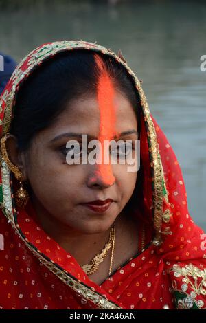 Indien, 31/10/2022, Chhath puja ist dem sonnengott Surya gewidmet. Das Festival heißt 'Chhath', weil es die Zahl 6 in Hindi oder Nepali bedeutet. Das Fest wird am 6.. Tag des Monats des Hindu-Monats Karthika gefeiert. Chhath Puja ist eines der größten Festivals Indiens. Dieses Fest wird in den meisten Teilen von Bihar, Uttar Pradesh und auch in einigen Teilen von Bengalen gefeiert. Das Festival beginnt im Monat Kartika an seinem sechsten Tag. Das Festival dauert vier Tage und ist der Anbetung von Lord Sun gewidmet, weil sie seinen Segen gesucht und dafür gebetet hat, dass die Familie gesund und wohlhabend bleibt Stockfoto