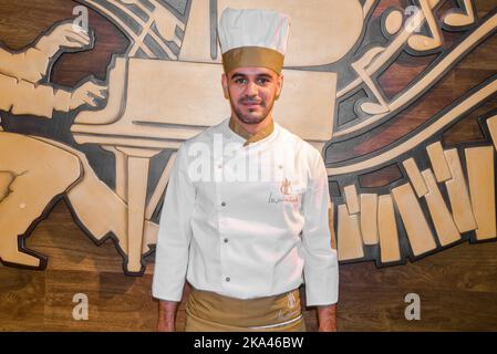 Porträt eines Restaurantkochs, der die Kamera anlächelt Stockfoto