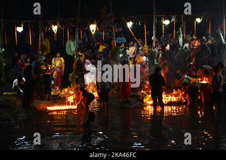 Indien, 31/10/2022, Chhath puja ist dem sonnengott Surya gewidmet. Das Festival heißt 'Chhath', weil es die Zahl 6 in Hindi oder Nepali bedeutet. Das Fest wird am 6.. Tag des Monats des Hindu-Monats Karthika gefeiert. Chhath Puja ist eines der größten Festivals Indiens. Dieses Fest wird in den meisten Teilen von Bihar, Uttar Pradesh und auch in einigen Teilen von Bengalen gefeiert. Das Festival beginnt im Monat Kartika an seinem sechsten Tag. Das Festival dauert vier Tage und ist der Anbetung von Lord Sun gewidmet, weil sie seinen Segen gesucht und dafür gebetet hat, dass die Familie gesund und wohlhabend bleibt Stockfoto