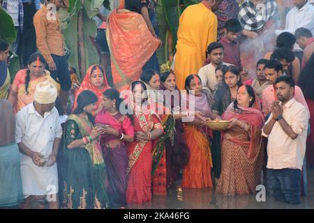 Indien, 31/10/2022, Chhath puja ist dem sonnengott Surya gewidmet. Das Festival heißt 'Chhath', weil es die Zahl 6 in Hindi oder Nepali bedeutet. Das Fest wird am 6.. Tag des Monats des Hindu-Monats Karthika gefeiert. Chhath Puja ist eines der größten Festivals Indiens. Dieses Fest wird in den meisten Teilen von Bihar, Uttar Pradesh und auch in einigen Teilen von Bengalen gefeiert. Das Festival beginnt im Monat Kartika an seinem sechsten Tag. Das Festival dauert vier Tage und ist der Anbetung von Lord Sun gewidmet, weil sie seinen Segen gesucht und dafür gebetet hat, dass die Familie gesund und wohlhabend bleibt Stockfoto