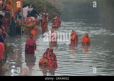 Indien, 31/10/2022, Chhath puja ist dem sonnengott Surya gewidmet. Das Festival heißt 'Chhath', weil es die Zahl 6 in Hindi oder Nepali bedeutet. Das Fest wird am 6.. Tag des Monats des Hindu-Monats Karthika gefeiert. Chhath Puja ist eines der größten Festivals Indiens. Dieses Fest wird in den meisten Teilen von Bihar, Uttar Pradesh und auch in einigen Teilen von Bengalen gefeiert. Das Festival beginnt im Monat Kartika an seinem sechsten Tag. Das Festival dauert vier Tage und ist der Anbetung von Lord Sun gewidmet, weil sie seinen Segen gesucht und dafür gebetet hat, dass die Familie gesund und wohlhabend bleibt Stockfoto