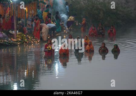 Indien, 31/10/2022, Chhath puja ist dem sonnengott Surya gewidmet. Das Festival heißt 'Chhath', weil es die Zahl 6 in Hindi oder Nepali bedeutet. Das Fest wird am 6.. Tag des Monats des Hindu-Monats Karthika gefeiert. Chhath Puja ist eines der größten Festivals Indiens. Dieses Fest wird in den meisten Teilen von Bihar, Uttar Pradesh und auch in einigen Teilen von Bengalen gefeiert. Das Festival beginnt im Monat Kartika an seinem sechsten Tag. Das Festival dauert vier Tage und ist der Anbetung von Lord Sun gewidmet, weil sie seinen Segen gesucht und dafür gebetet hat, dass die Familie gesund und wohlhabend bleibt Stockfoto